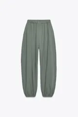 Pantalón bombacho color marrón de felpa de algodón, con cintura elástica, tiro alto, bolsillos laterales y puños elásticos en los tobillos.