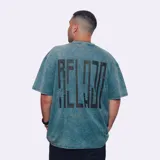 Remerón de manga corta, color gris jaspeado, con estampado grande en la espalda con texto vertical en negro.