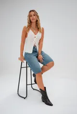 Bermuda de jean celeste con terminación desflecada.