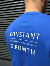 Remera azul de algodón, corte amplio, con estampado en la espalda con la frase "CONSTANT", "Limited Edition - Only 10 Units" y "G.ROWTH".