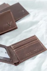 Billetera de cuero pull up engrasado color chocolate, con costuras reforzadas.