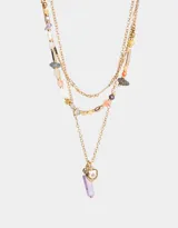 Collar corto dorado de triple cadena con cuentas de piedra natural de amatista y perla, y dije de corazón metálico.