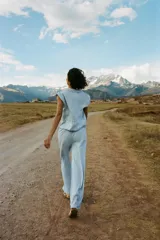 Pantalón celeste de tiro alto con cintura elástica, bolsillos delanteros y pierna ancha.