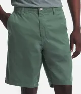 Bermuda masculina de sarga color rosado, con corte recto y bolsillos laterales.