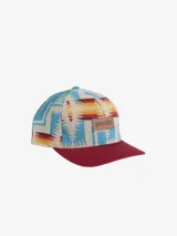 Gorra de seis paneles Pendleton modelo Harding, confeccionada en lana tejida con diseño geométrico multicolor, visera rígida color borgoña, parche de cuero con logo grabado y cierre ajustable en la parte trasera.