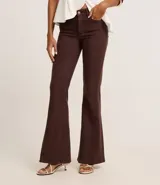 Pantalón flare marrón de tiro alto, confeccionado en sarga de algodón con elastano.