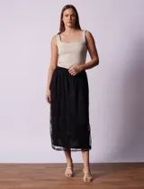 Falda midi de tul bordado color negro, con pretina elastizada.