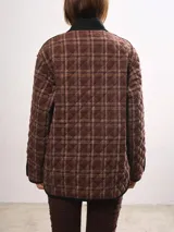Campera capitoneada con estampado floral multicolor y cuello de denim.