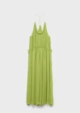 Vestido maxi largo de tejido plisado color verde lima, con tirantes finos y fruncido elástico en la cintura.