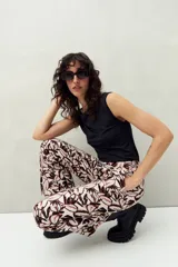 Pantalón de corte recto con estampado botánico en tonos blanco, negro y bordó.