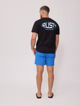 Remera negra de manga corta con cuello redondo y logo estampado en el pecho.