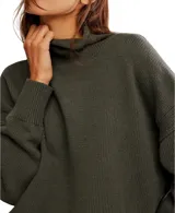 Suéter de tejido de punto grueso, color azul eléctrico, con cuello alto y calce oversized.