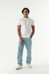 Remera color salmón de corte clásico, cuello redondo y logo bordado en el pecho.