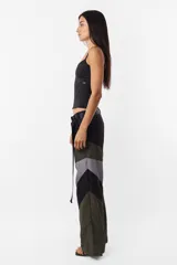 Pantalón negro de corte recto y tiro medio, con recortes en las piernas con detalle de vivo. Cintura con presillas y cinto correa con broche plástico incluido.