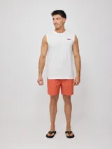 Musculosa blanca de algodón con corte holgado y estampado frontal con el logo de la marca Rusty.