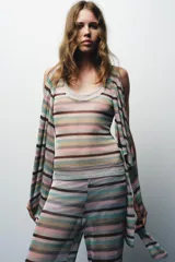 Top tejido de punto con hilo metalizado, diseño a rayas horizontales en tonos pastel y cuello redondo.