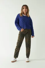 Sweater de punto color azul con diseño trenzado y textura en relieve, de fit amplio y cómodo, con hombros caídos y cuello redondo.