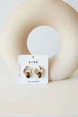 Aros de acero quirúrgico hipoalergénico con piedras naturales azules. Diseño de aro con dije circular colgante.