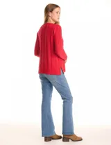 Buzo de tejido con textura de trenzas, color rojo, escote redondo y mangas largas.