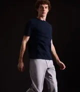 Remera azul marino de corte slim, cuello redondo y manga corta.