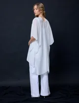 Kimono blanco de gasa con apliques de brillos, marca Jessica Mc Clintock.