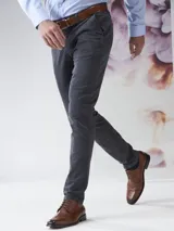 Pantalón de vestir azul marino, de corte slim fit, con bolsillos laterales y traseros.