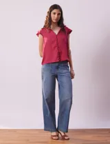 Camisa color ladrillo de satén, marca Alex & Lili. Cuello a la base con solapa, escote en V, apertura central con botones y sisas con volados.