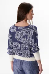 Sweater azul con estampado de flores blancas y puños blancos.