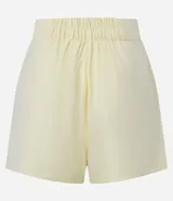 Short de sastrería color amarillo claro, de tiro alto con cintura elástica y cierre tradicional. Presenta frisos verticales en la parte delantera.