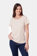 Remera azul de algodón y poliéster, de corte recto, cuello redondo y manga corta.