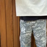 Pantalón de jean oversize estilo baggy con estampado camuflado y logo de los Yankees de Nueva York estampado en blanco.