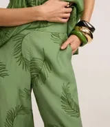 Pantalón wide leg verde con estampado de hojas, de cintura alta con elástico y bordado de follaje.