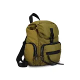 Mochila negra de nylon con tapa y broche metálico. Tiene apertura superior con broche, bolsillos internos, bolsillo con cierre metálico al frente y laterales. Tiene asas rígidas de mano y correas regulables para colgar en la espalda.