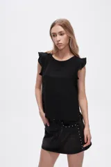 Blusa negra sin mangas de poliéster con volados en los hombros, corte al cuerpo, cuello a la base y cierre con botón en la espalda.