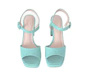 Sandalias de tacón alto color celeste con textura de piel de serpiente. Tiras finas en el empeine y tobillo con hebilla ajustable.