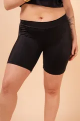 Short de baño negro, tiro alto, confeccionado con lycra con protección UV.