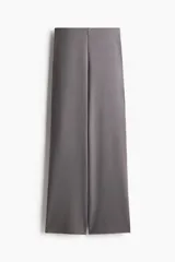 Pantalón gris de punto suave, tiro alto, corte amplio y cintura elástica.