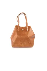Bolso grande color camel con paneles de gamuza natural suave al centro y 100 % cuero en los laterales. Presenta dos asas de mano con detalles estampados.