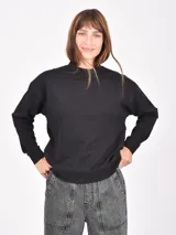 Buzo negro de manga larga con cuello redondo y puños y cintura acanalados.