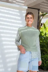 Chaleco tejido calado color crema, con cuello redondo y sisas amplias.