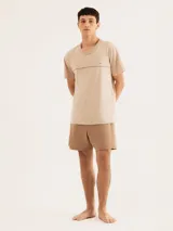 Conjunto de pijama color verde compuesto por remera de manga corta y short.