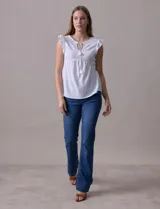 Blusa calada color celeste, marca Madden Girl. Cuello a la base, escote en V y lazo de ajuste. Sisa con volado.