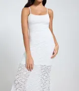 Vestido largo blanco de encaje con breteles finos ajustables y forro corto.