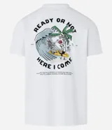 Remera blanca de algodón con cuello redondo y manga corta. Estampa en la espalda con diseño de esqueleto surfeando una ola junto a una palmera.