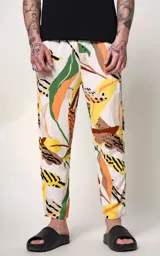 Pantalón recto de calce regular, con estampado tropical de hojas en tonos verde, naranja, amarillo y marrón sobre fondo blanco. Presenta detalles de estampado animal print en negro.