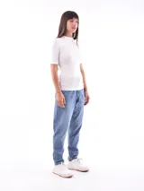 Polera blanca de manga corta con cuello alto.
