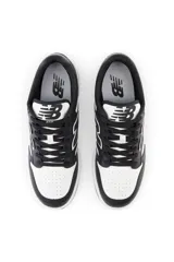 Championes New Balance negros con detalles en blanco, con el logo de la marca en el lateral.