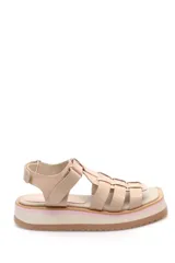 Sandalia de plataforma con tiras en cuero liso, cierre de velcro y diseño cómodo.