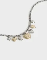 Collar corto dorado con cadena de eslabones y dijes colgantes de corazones con diferentes diseños.