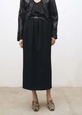 Falda midi negra de tejido mezcla de lana, con tiro medio, fruncido elástico en la cintura, dos bolsillos laterales y diseño recto.